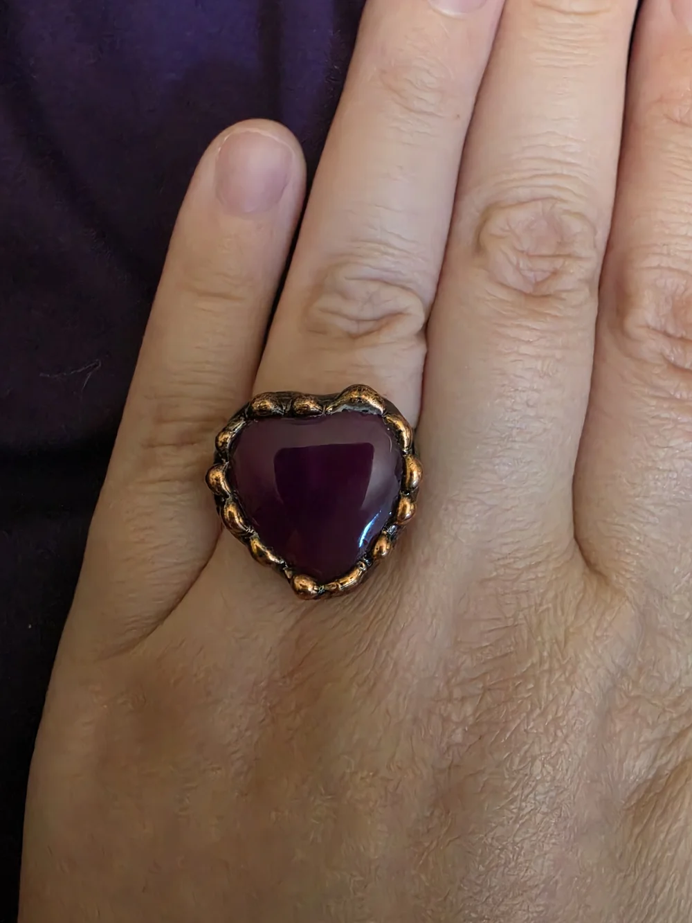 Ajustable Heart-Shaped Purple Stone Ring with Gold-Tone Bezel
